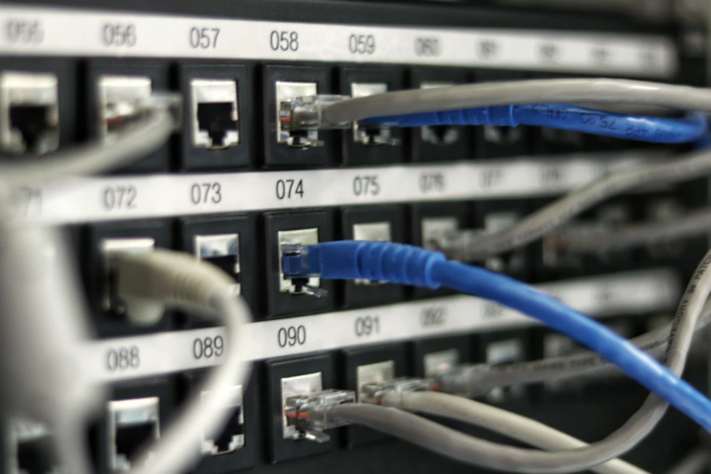 Corredor de racks de servidores em data center com cabeamento organizado